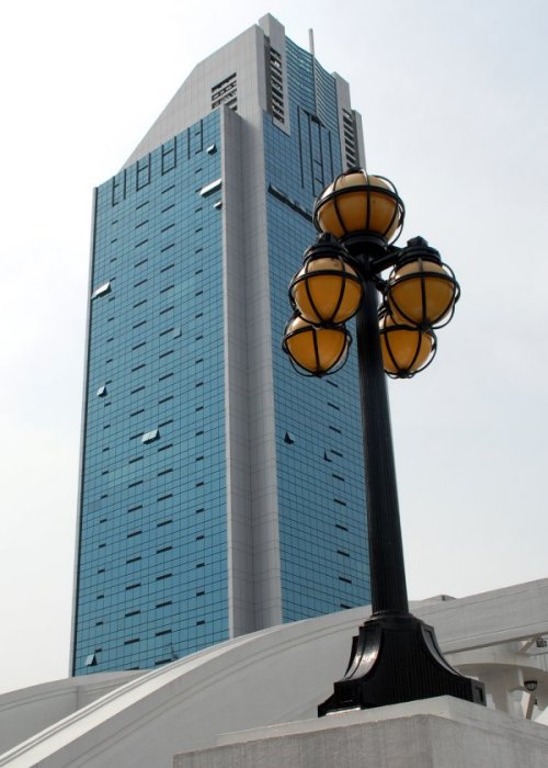 lamp_and_building